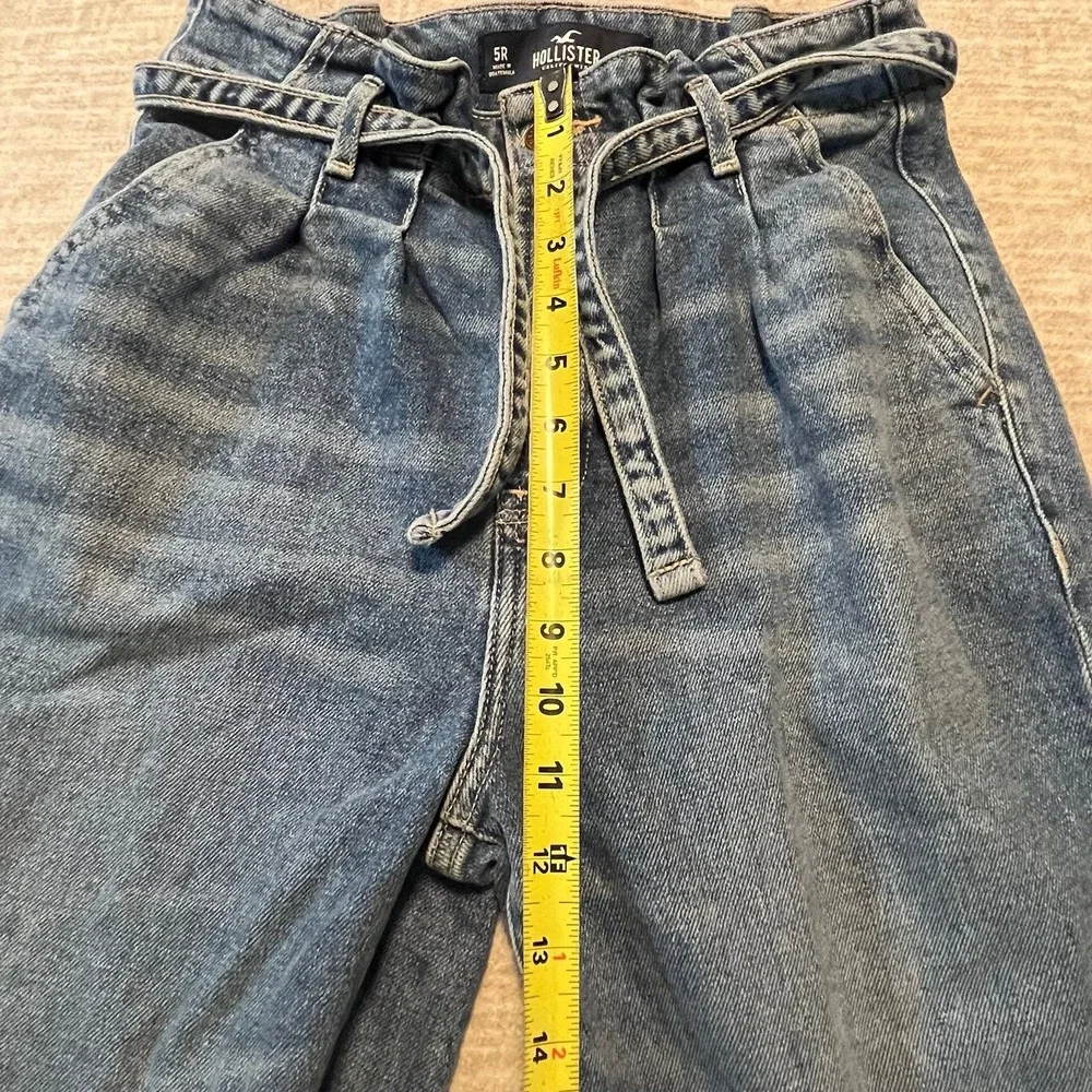 Hollister Ultra High-Rise Mom Jeans Women's Size 5R (W27 L27) Medium Wash Frayed - Picture 5 of 9